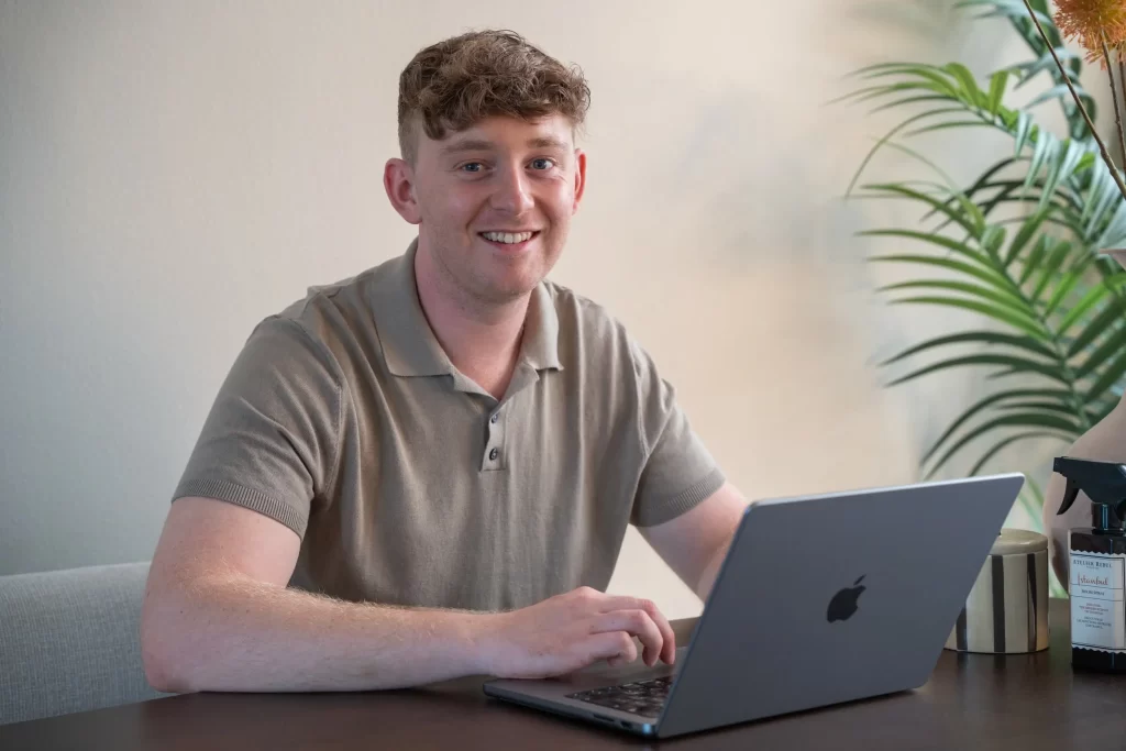 Jesse Commandeur, freelance SEO-specialist, aan het werk