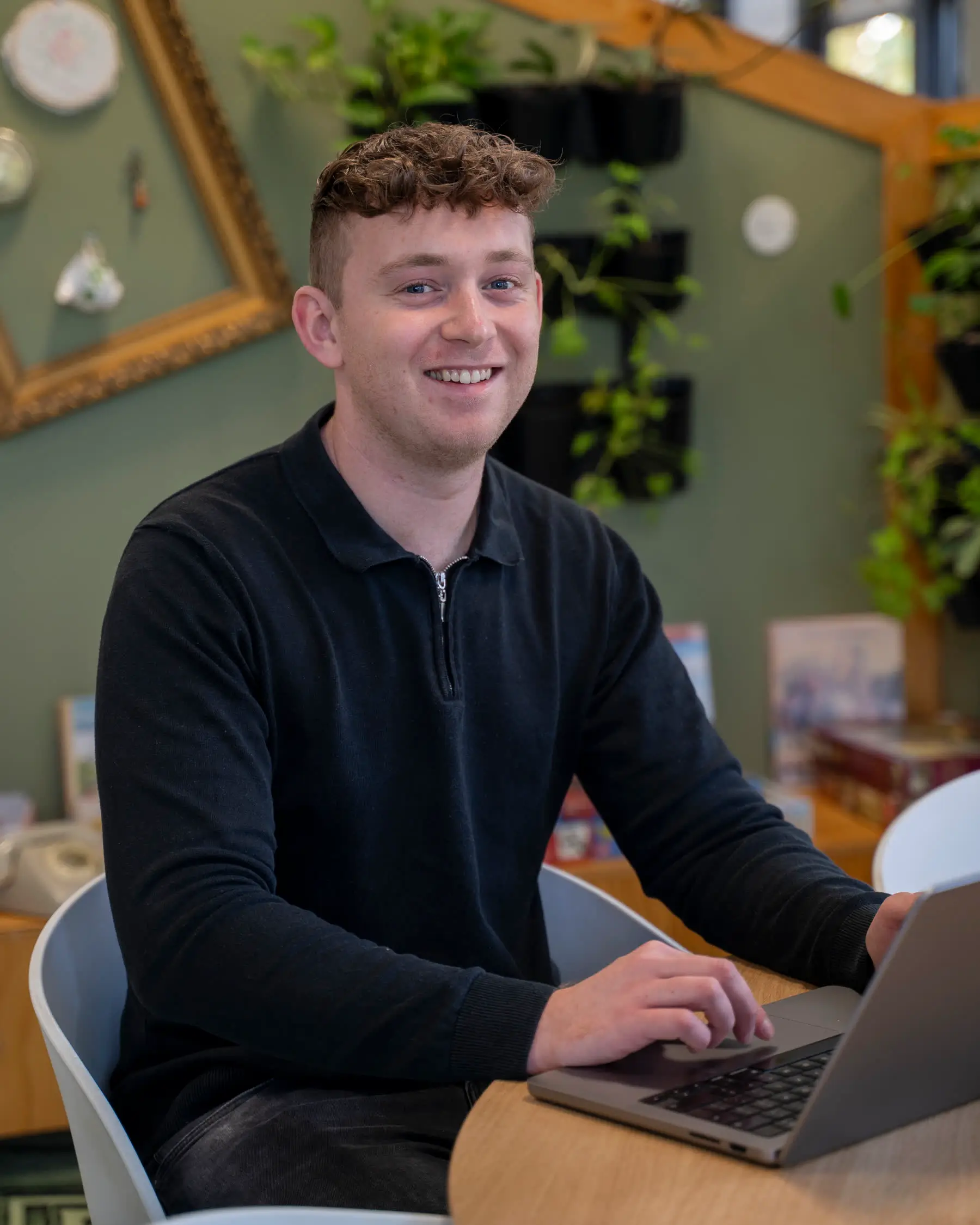 Contact Jesse Commandeur met koffie