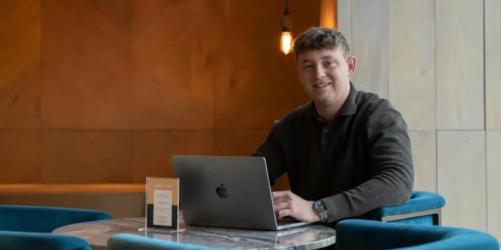Jesse Commandeur werkt op zijn laptop